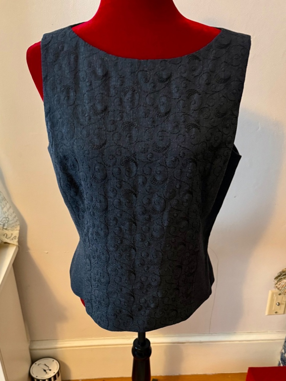 Liz Claiborne Wms Black Sleeveless fully lined embroidered Top size 10